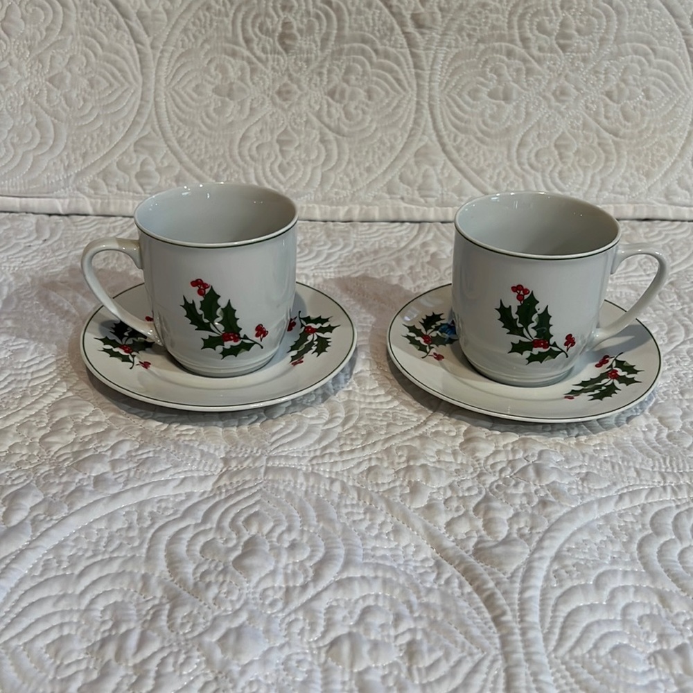 ALCO Industries, Christmas Holly~‎ Cup & 2 Saucers Dorohgi~ Made in Romania